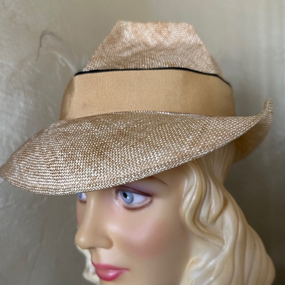 UNIQUE 1960s\' VARIEGATED STRAW FEDORA WITH BLACK EDGED GROSGRAIN TRIM & FEATHERS main image 4